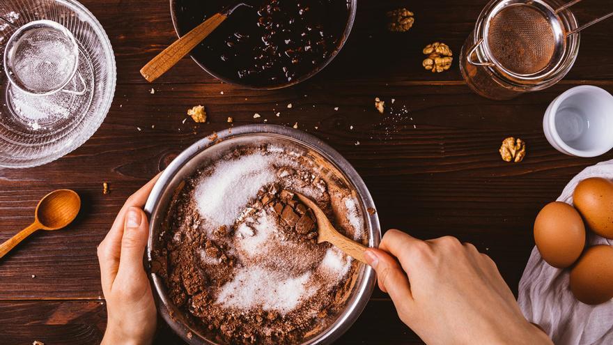 La receta de bizcocho de chocolate que buscabas: en 3 minutos, sin azúcar, sin harina, sin horno, sin moldes y muy rico