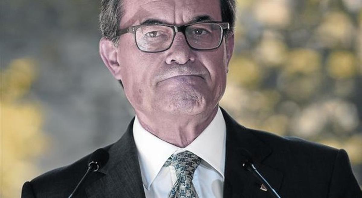 RODA DE PREMSA Artur Mas, durant la seva compareixença d’ahir, en què va respondre preguntes en català, castellà, anglès i francès. RODA DE PREMSA Artur Mas, durant la seva compareixença d’ahir, en què va respondre preguntes en català, castellà, anglès i francès.