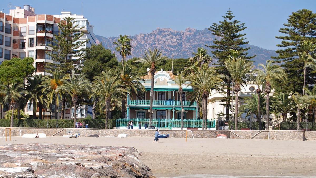 Imagen desde la playa de la Ruta de las Villas de Benicàssim.