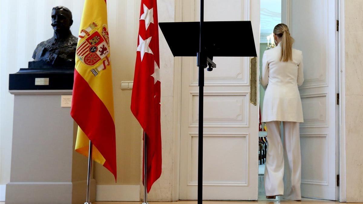 Cifuentes abandona la sala donde se ha producido la declaración institucional.