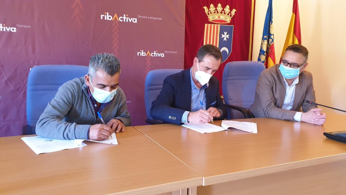 Riba-roja firma un convenio para formar a 30 personas soldadoras.