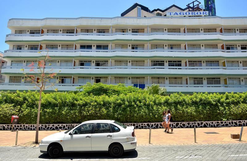 16/07/2018 PLAYA DEL INGLÉS, SAN BARTOLOMÉ DE TIRAJANA. Fachada del edificio de los apartamentos Tagoror de Playa del Inglés. SANTI BLANCO  | 16/07/2018 | Fotógrafo: Santi Blanco