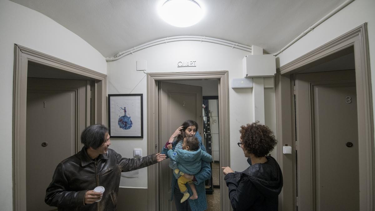 Inquilinos de la calle Tapioles, 15, en Barcelona, que temen ser desalojados tras la compra de la finca por un nuevo propietario.