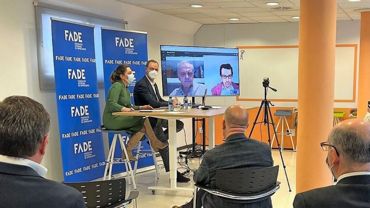 María Calvo y Alberto González, durante el consejo ejecutivo de FADE.