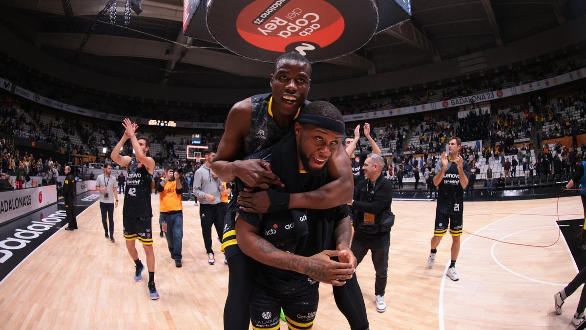 Cook, con Diagne encima, celebran la victoria del Lenovo ante el Gran Canaria