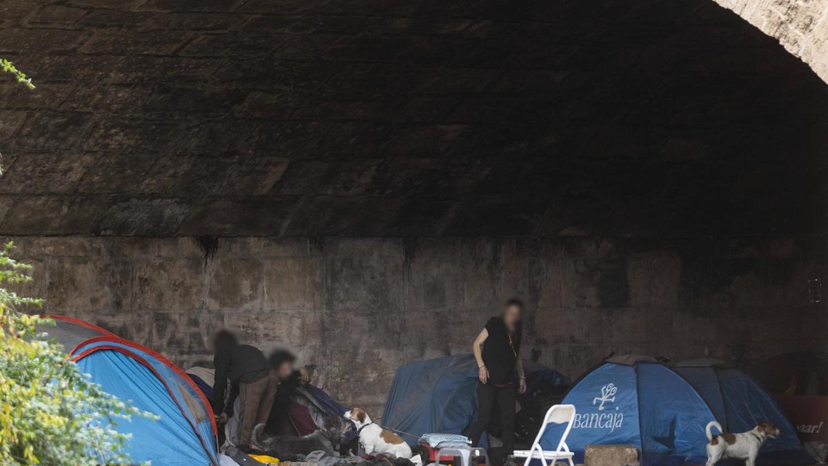 Indigentes en el jardín del Túria de València