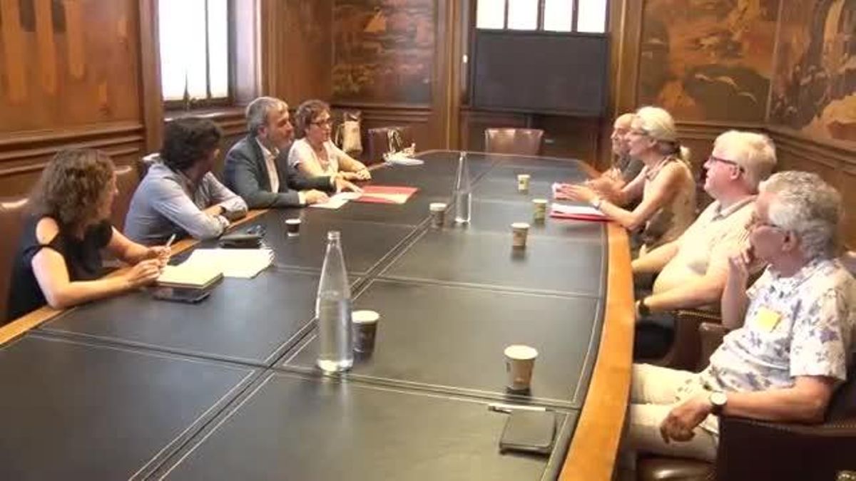 Imatges de l’inici de la reunió entre la FAVB i el govern municipal.