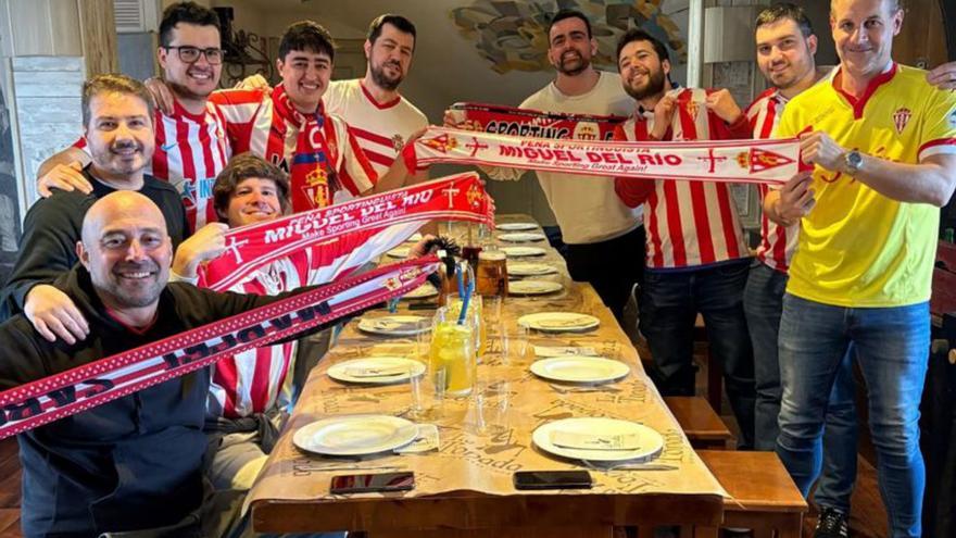 Integrantes de la peña Miguel del Río, en Gijón. | LNE