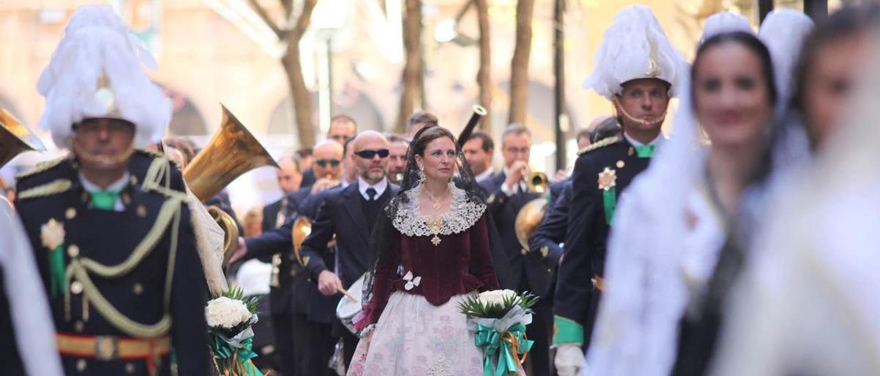 La alcaldesa viste indumentaria tradicional en actos oficiales, como la Ofrena.