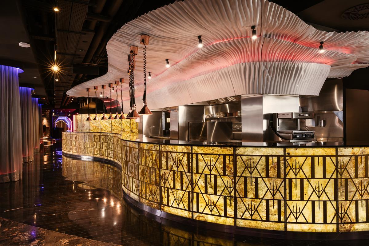 Los tridentes y el fuego, muy presentes en la decoración del Hell's Kitchen de Gordon Ramsay en Ibiza.