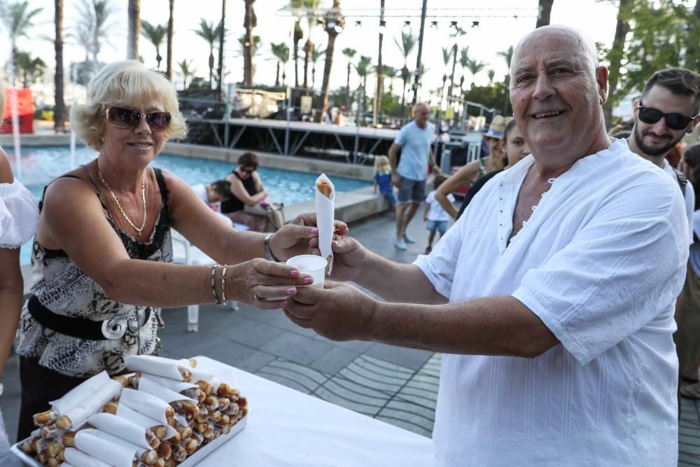 Cientos de personas acudieron ayer a Sant Antoni para celebrar las fiestas patronales con música, arte y comida