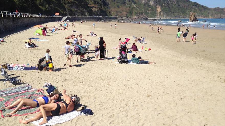 Sábado de calor, playa y sol en Asturias