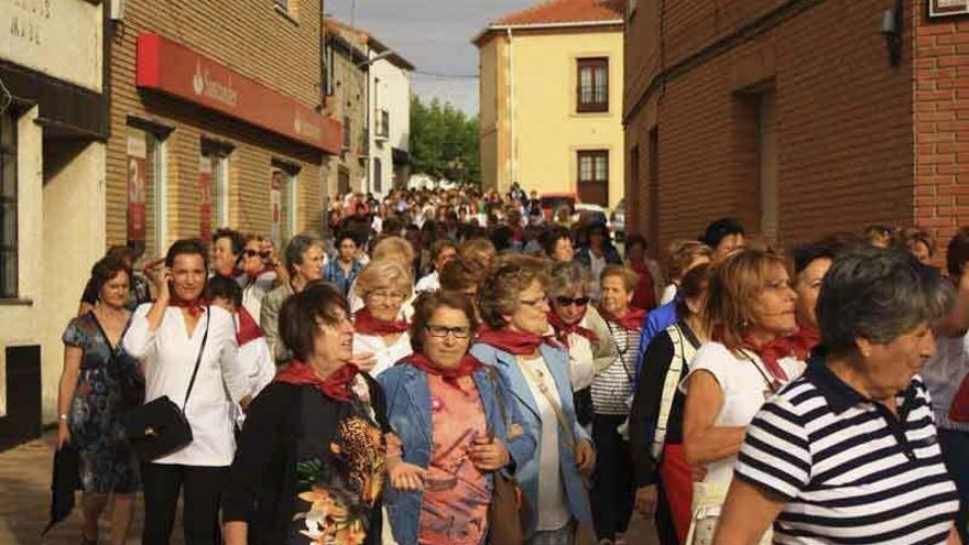 Un grupo de mujeres se dirigen hacia la Plaza Mayor de Fuentesaúco.