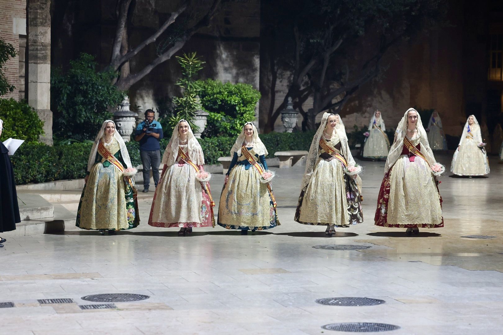 Laura Mengó y su corte coronan la ofrenda a la Virgen