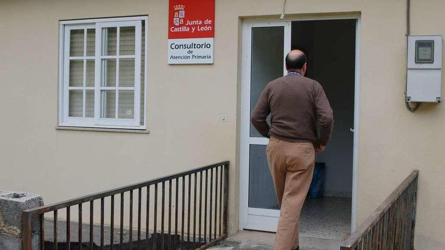 Una persona accede al consultorio médico de El Puente de Sanabria.