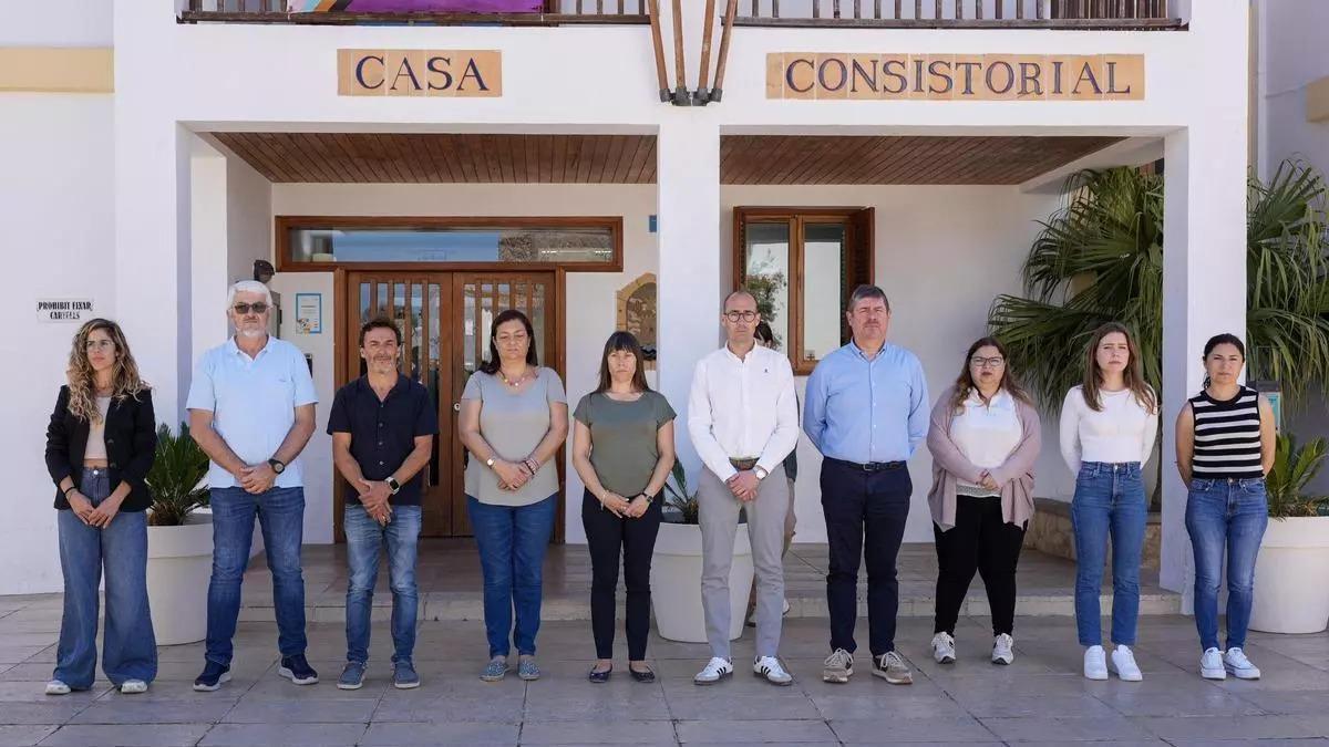 Minuto de silencio frente al Consell de Formentera