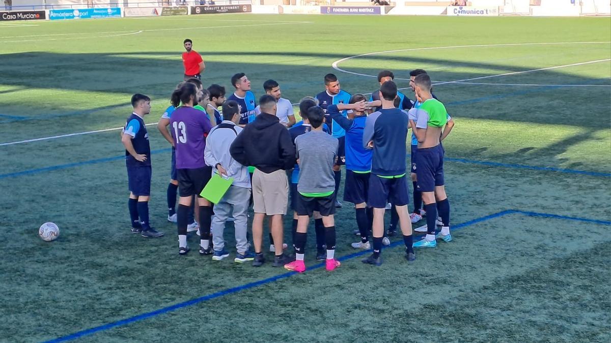 Los jugadores del Ath La Vall CF hablan en el campo sobre los hechos acontecidos ante la mirada del árbitro