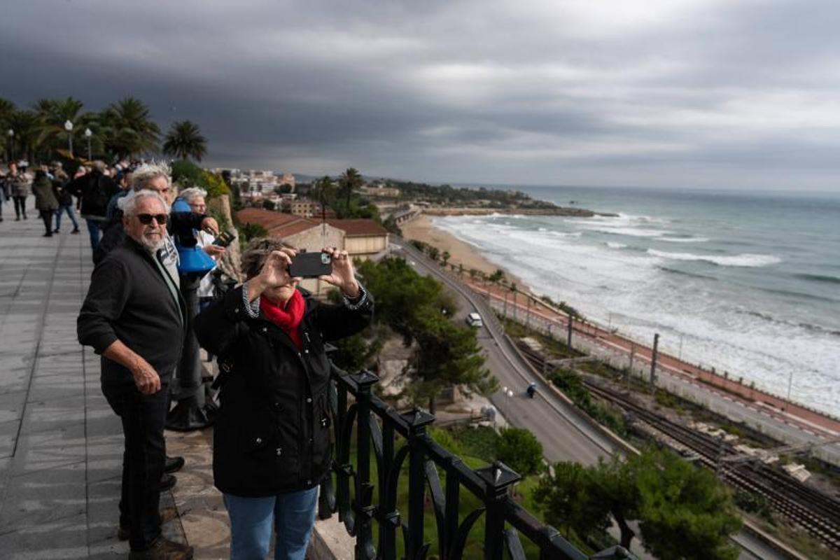 Turistas en el Balcó del Mediterrani de Tarragona.