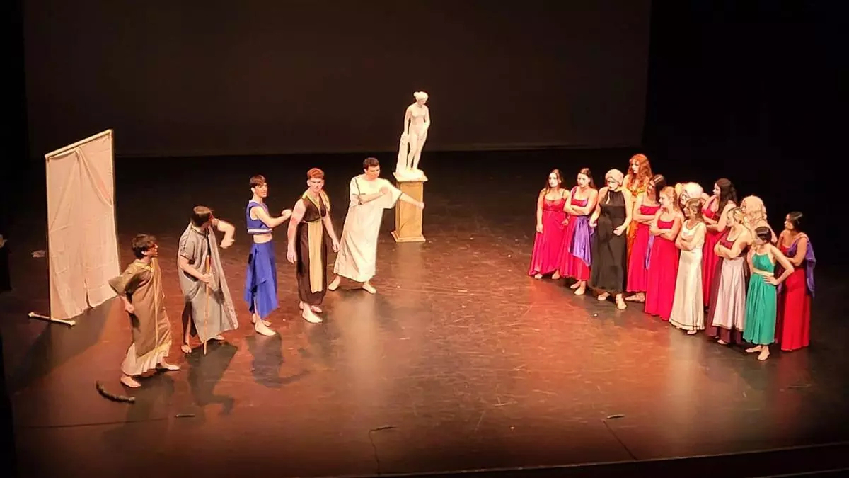 “Y trae el teatro”