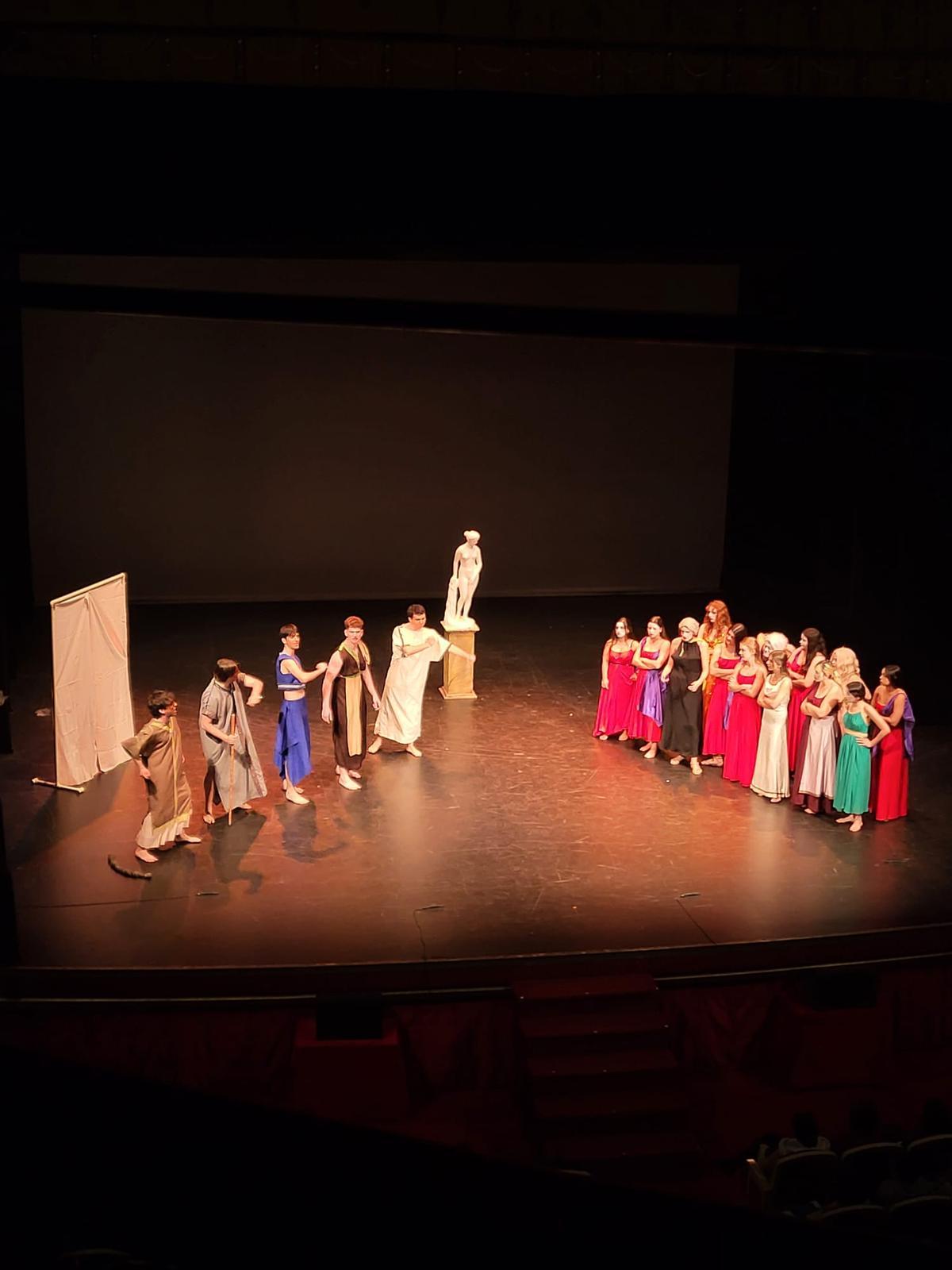 El grupo de teatro grecolatino del Colegio Inmaculada Jesuitas de Alicante La Nave Argo durante la representación.