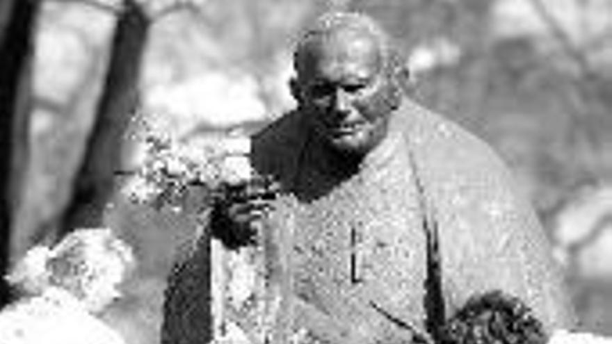 FLORES Y VELAS EN HONOR DEL PAPA EN CRACOVIA