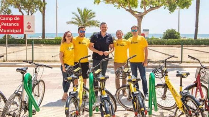 El servicio de bicicletas de alquiler se presentó en el paseo.