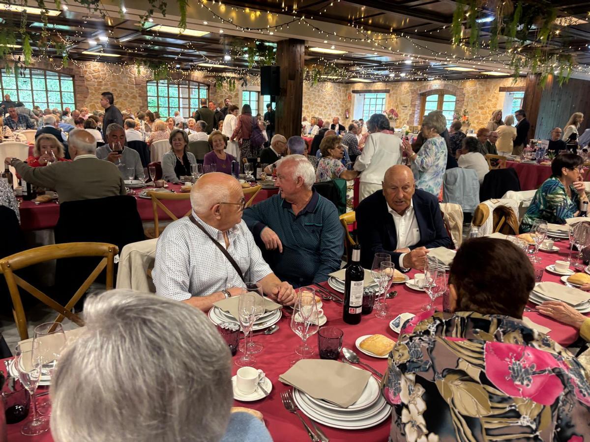 La fiesta de los pensionistas de Lugones para homenajear a su "jubilado mayor" La fiesta de los pensionistas de Lugones para homenajear a su "jubilado mayor"