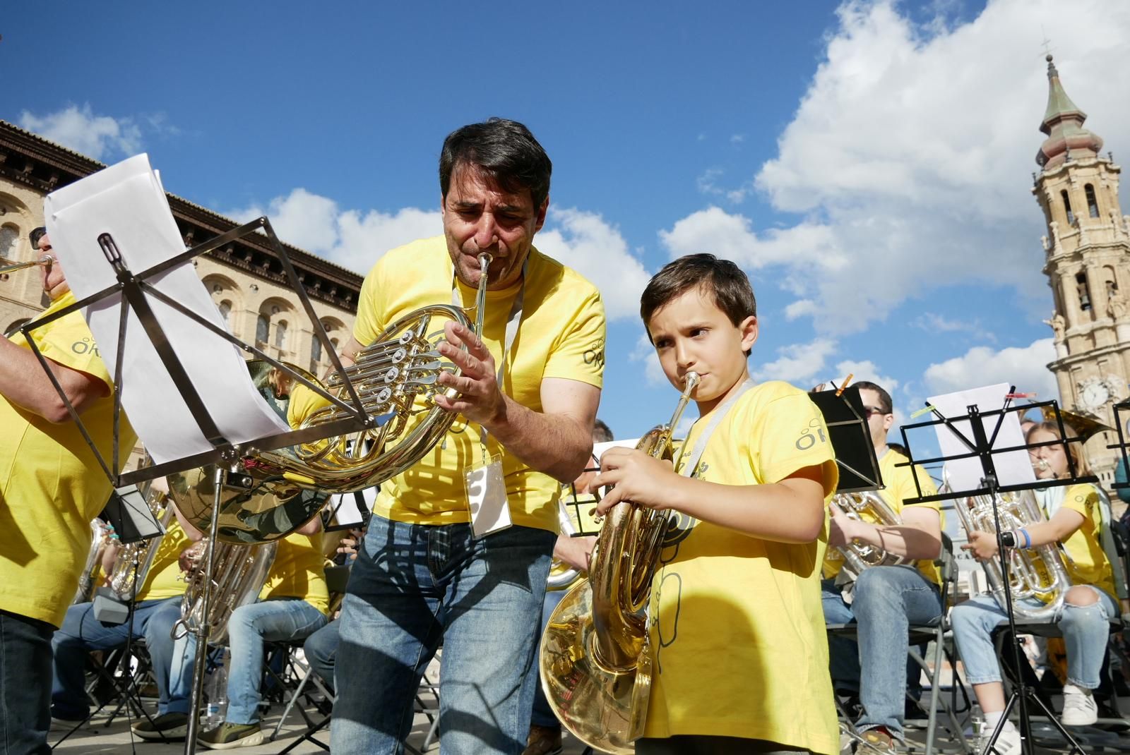 Más de 230 instrumentistas de metal tocan en la plaza del Pilar