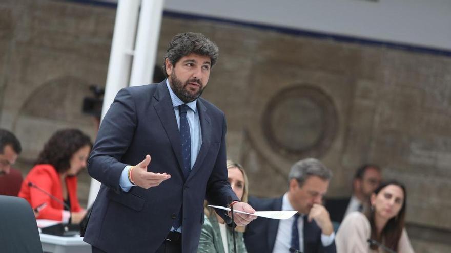 López Miras anuncia que recurrirá ante el Constitucional la amnistía y ampliará ayudas al transporte escolar