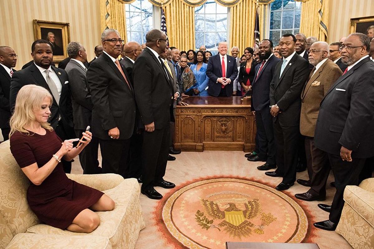 La consejera de Donald Trump, Kellyanne Conway, encima del sofa del despacho oval
