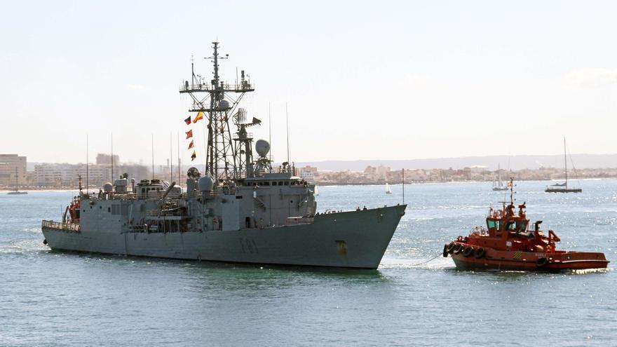 La agrupación de la Armada y el crucero de lujo Silver Ray, en el puerto de Palma.