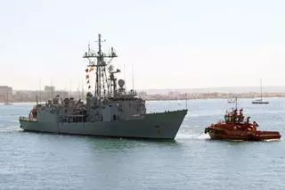 La agrupación de la Armada y el crucero de lujo Silver Ray, en el puerto de Palma.