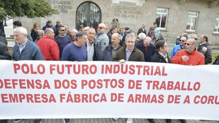 Protesta de extrabajadores de la fábrica de armas, ayer.
