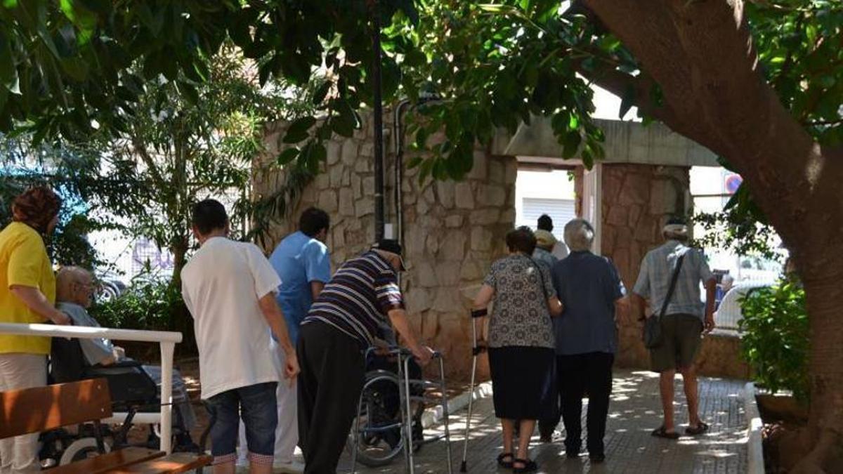El Ayuntamiento de la Vall ha decretado el cierre de la residencia Hogar Sagrada Familia y el traslado de los residentes.