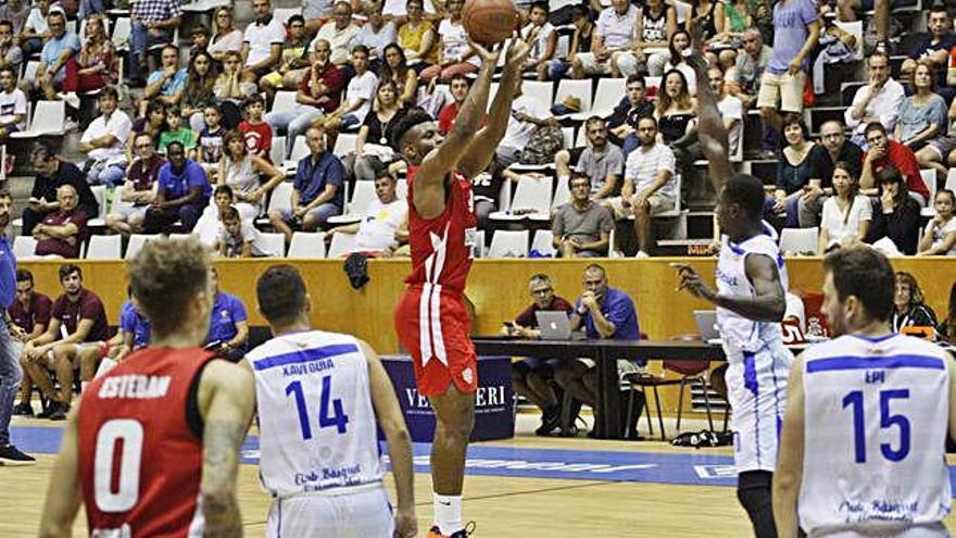 Hester prova un tir durant el Girona-Hospitalet.