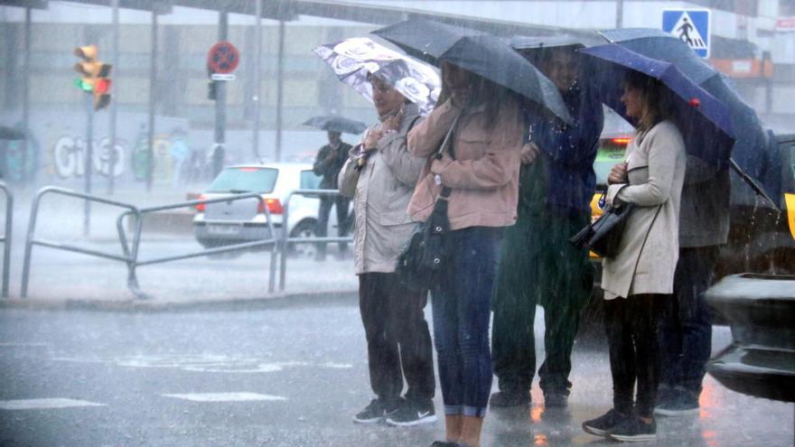 Un grup de gent, sota la pluja d&#039;aquest dimarts a Barcelona