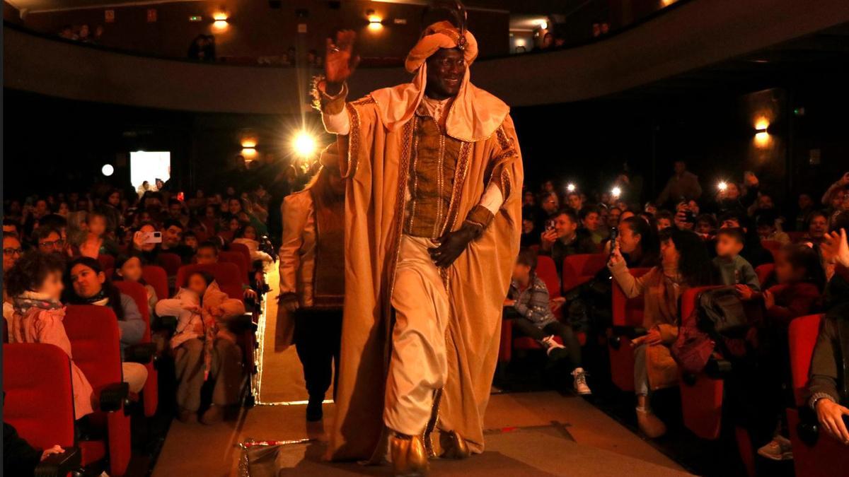 Los Reyes Magos recorren Sagunt a cubierto