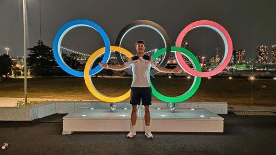 Pau Torres, junto al símbolo de los Juegos Olímpicos en Tokio.