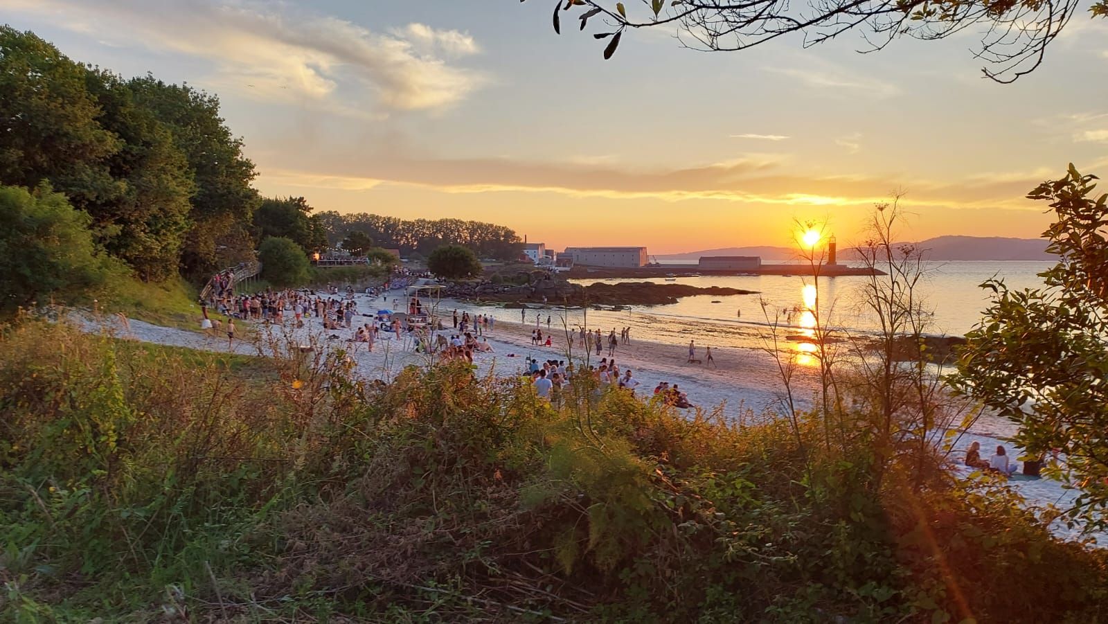 Ambientazo en las playas y plazas llenas para celebrar la noche meiga