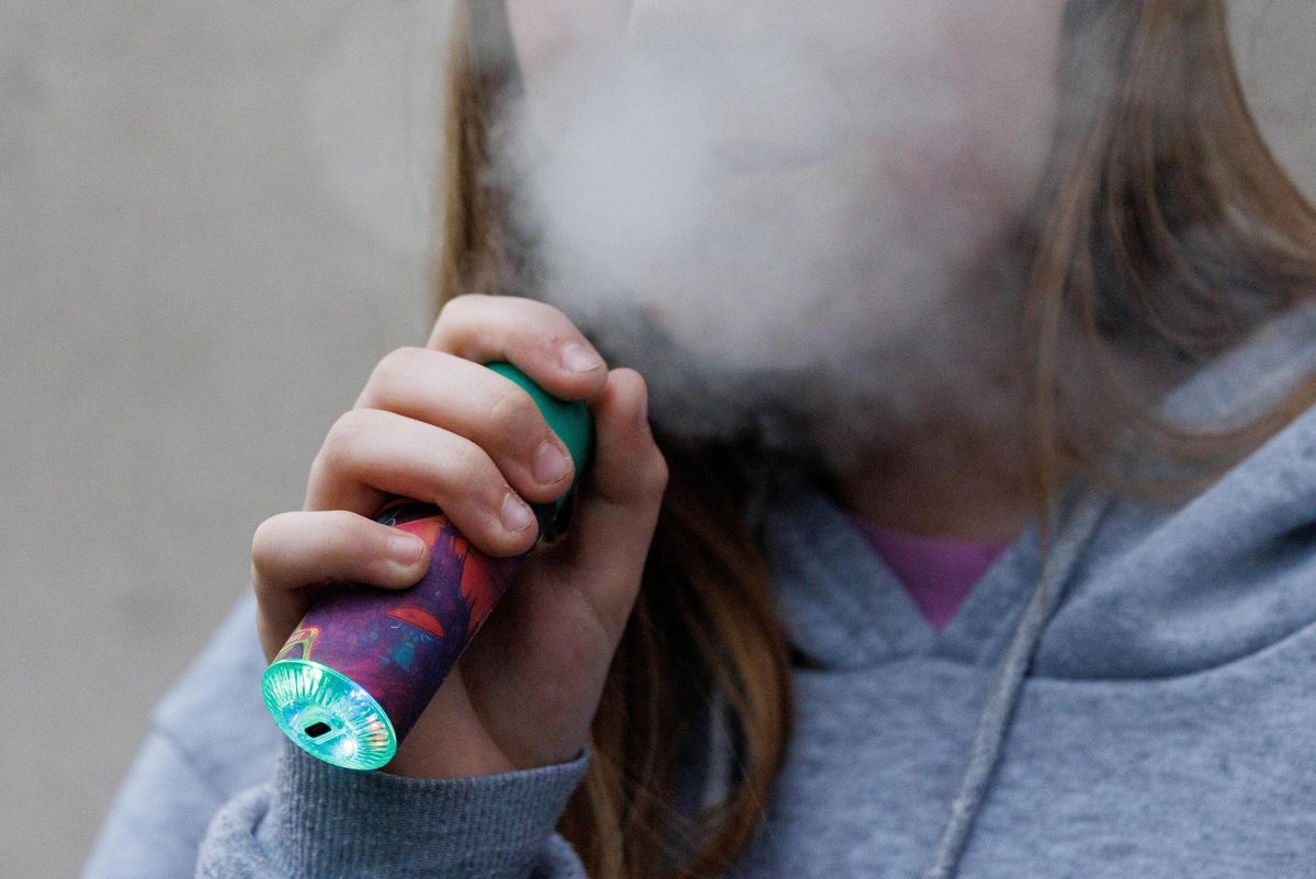 Los menores vapean casi el doble que hace un año y son más permisivos con dejar fumar