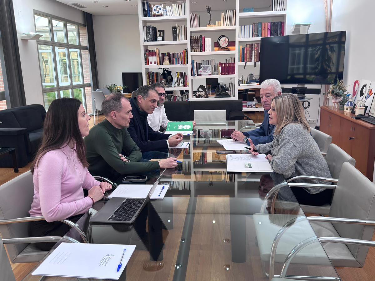 Reunión entre representantes de FSIE y la consellera de Educación en el departamento de Campanar.