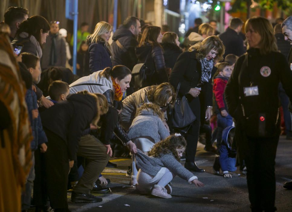 Los carteros reales recogen las misivas de los niños en Alicante