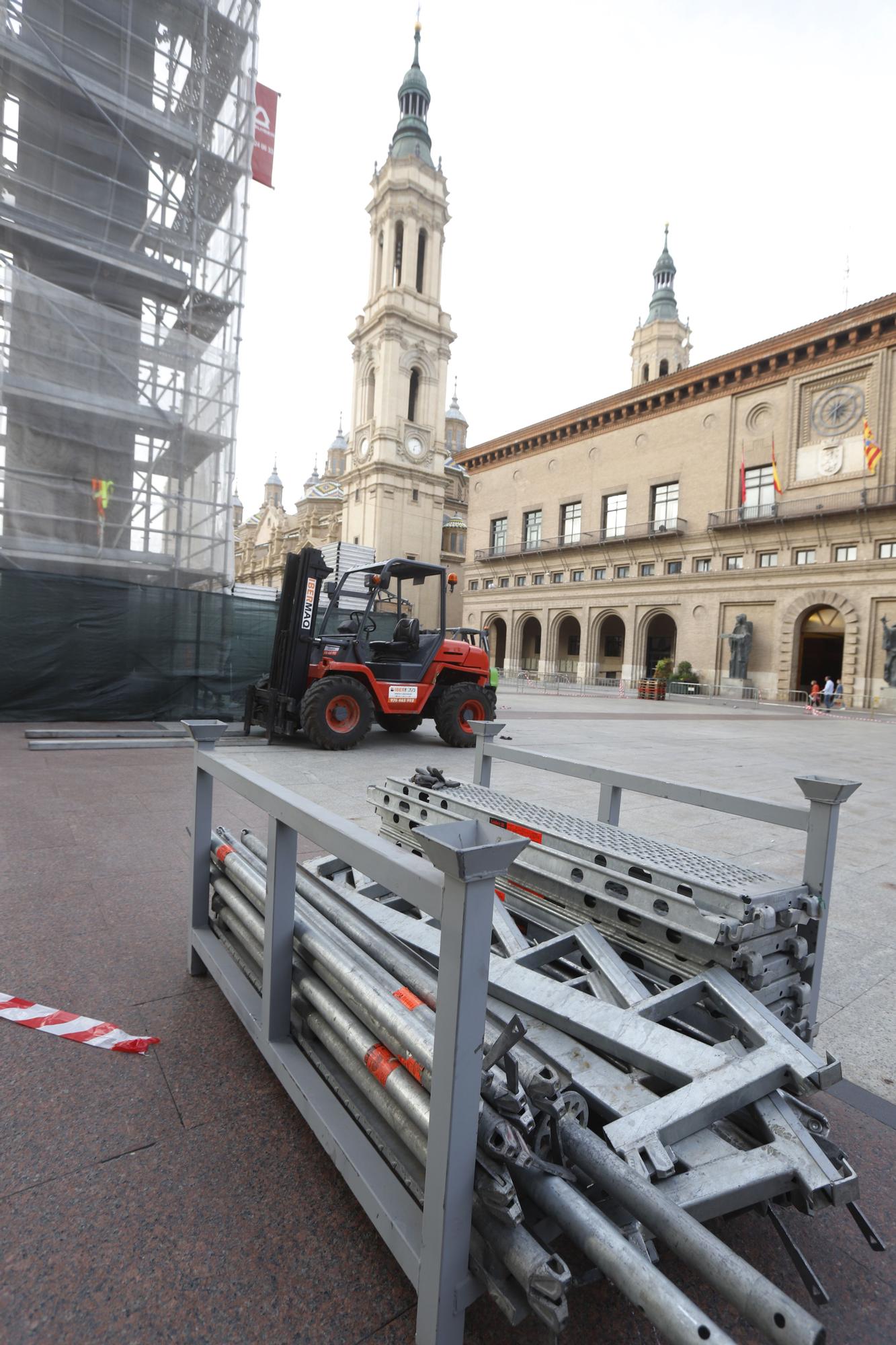 Trabajos de montaje de los escenarios de Fiestas del Pilar en la plaza del Pilar