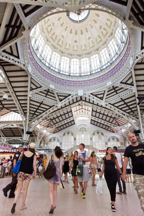 Mercado Central (1928) - Plaça del Mercat. Construido según el proyecto de Soler y March, modificado por Enrique Viedma, responde a un estilo premodernista y destaca por su gran cúpula, sus paramentos de cerámica y sus  vidrieras que proporcionan luz.