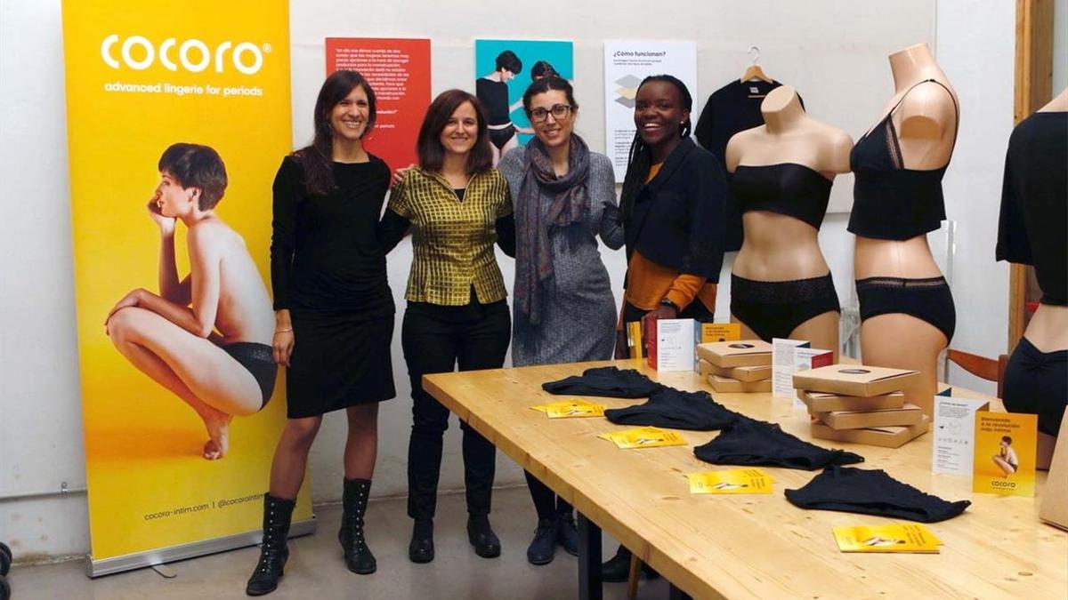 Eva Polío, Clara Guasch, Cris Torres y Laida Memba, de la cooperativa Femmefleur, creadoras de las braguitas Cocoro.