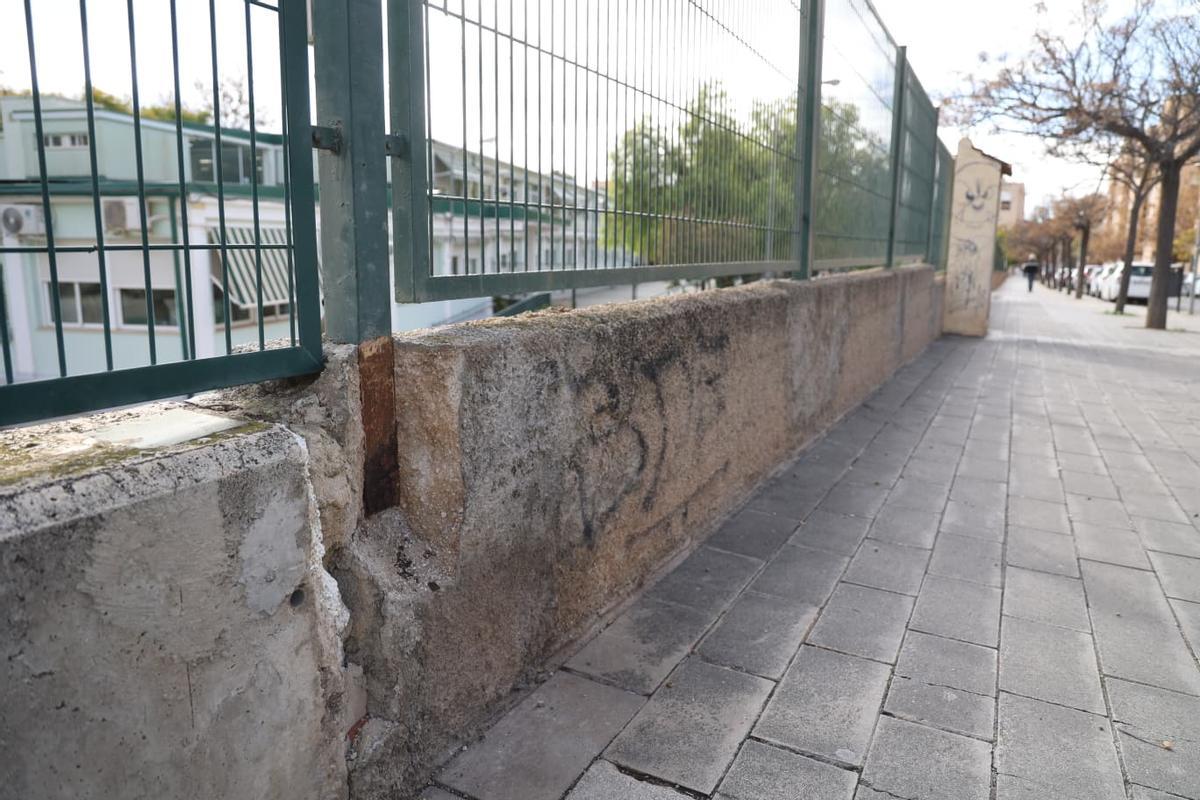 El estado de la valla exterior del colegio Azorín que denuncian los padres de los alumnos.