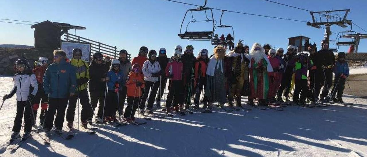 Los Reyes Magos, posando con esquiadores en Pajares, el domingo.
