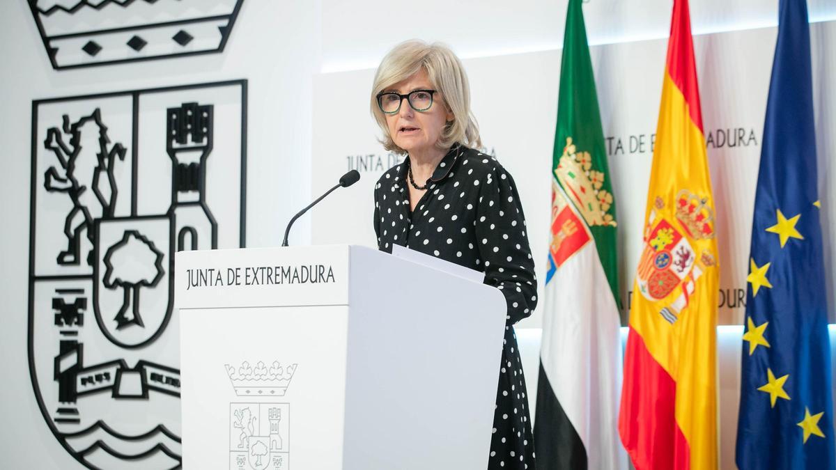 La portavoz de la Junta, Victoria Bazaga, en rueda de prensa explicando las nuevas ayudas para autónomos en Extremadura.