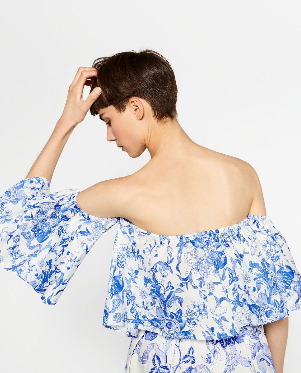 Hombros al aire, top con estampado floral de Zara (29,95€)