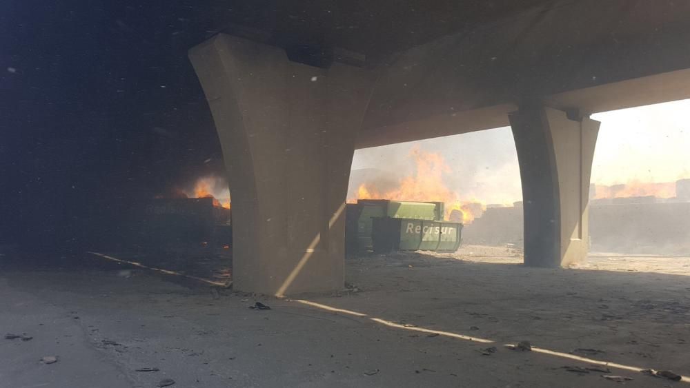 Incendio en el polígono Villa Rosa de Málaga